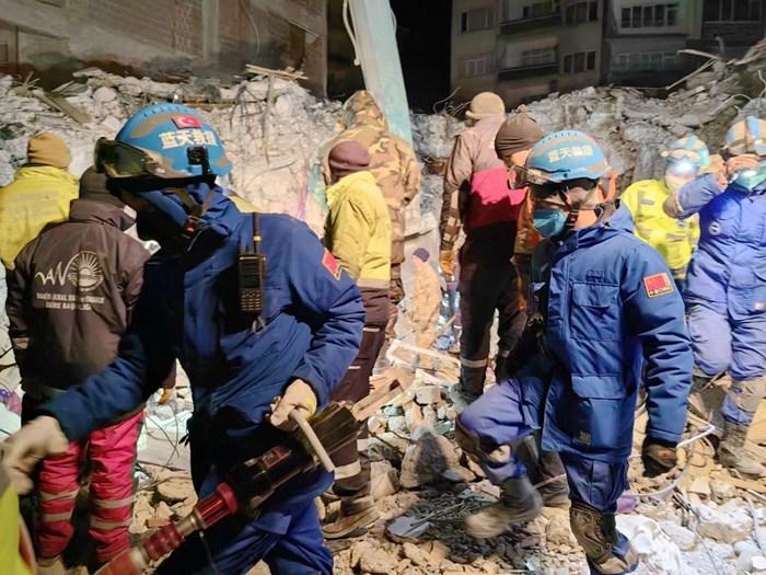在土耳其震區(qū)的中國救援隊(duì)
