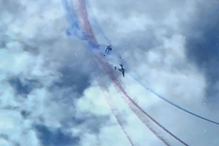 法國飛行表演隊兩架飛機(jī)相撞