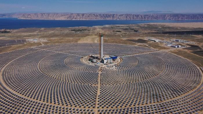 中電建共和100萬千瓦光伏光熱項(xiàng)目吸熱塔封頂