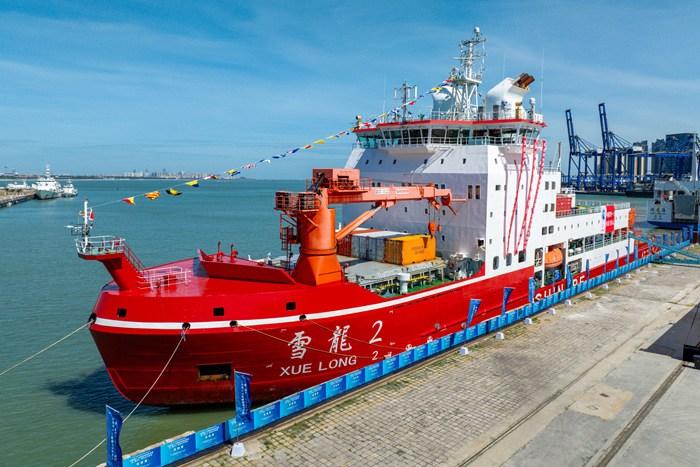 “雪龍2”號極地科學(xué)考察破冰船在?？谙蚬婇_放