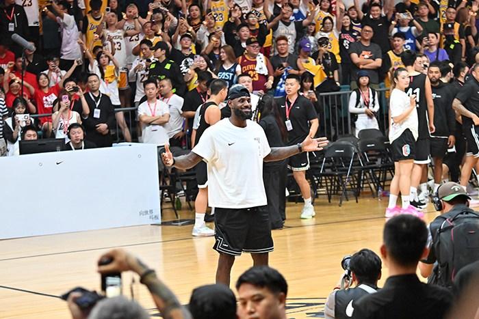 NBA球員勒布朗·詹姆斯到訪四川成都