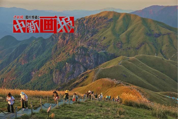 九九重陽(yáng)登高望遠(yuǎn) 走出家門(mén)“向上社交”