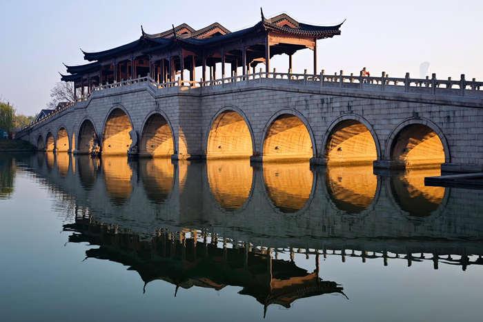 驚艷！蘇州金雞湖上演“金光穿洞”冬日景觀