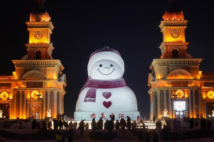 哈爾濱“網(wǎng)紅大雪人”點亮冬夜