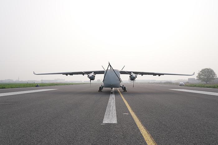 中國(guó)首款7噸級(jí)運(yùn)投無人機(jī)長(zhǎng)鷹-8在河南鄭州首飛